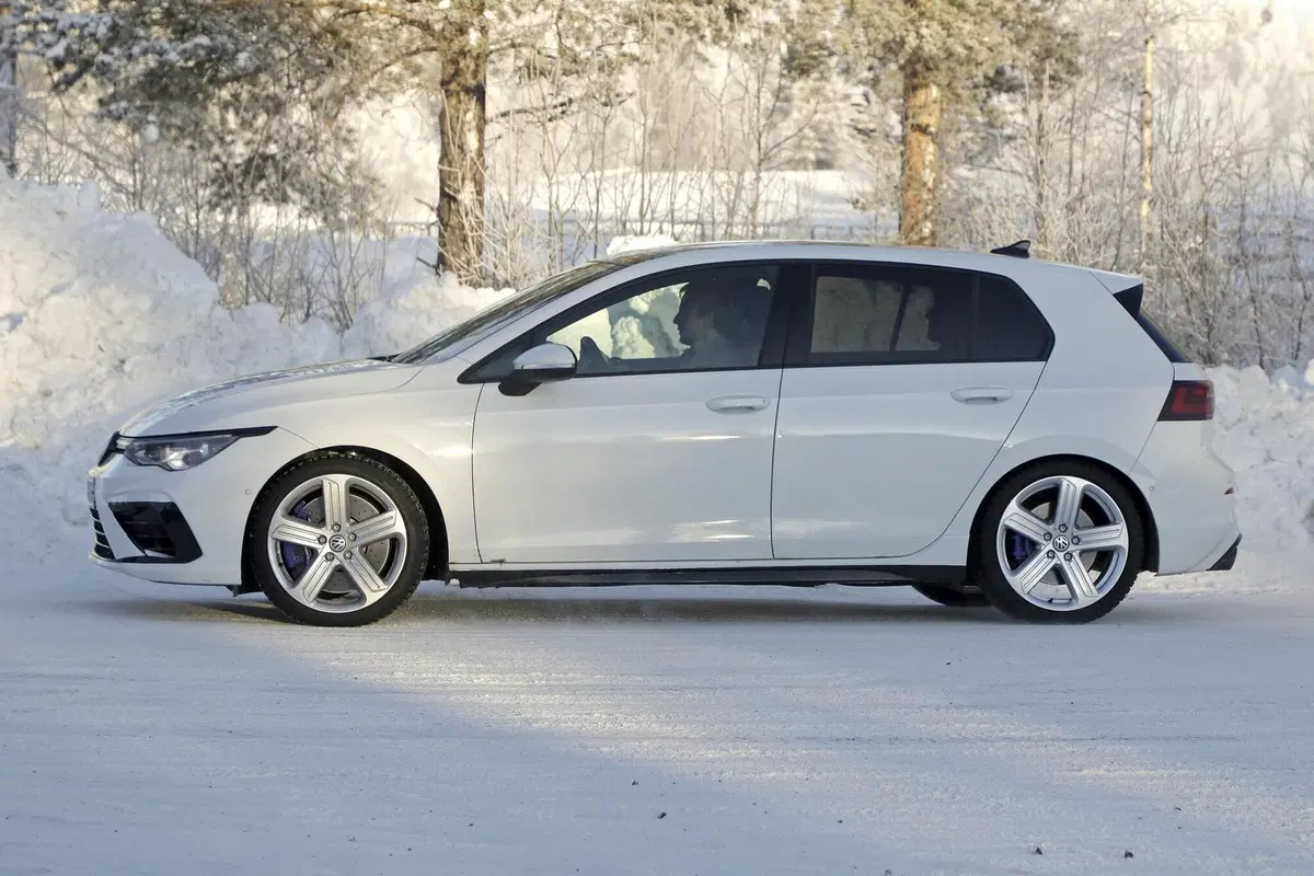 Volkswagen Golf R 2020: eccola senza veli [Foto spia] (8)