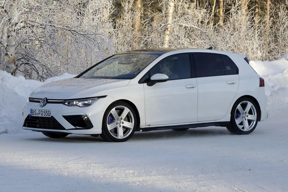 Volkswagen Golf R 2020: eccola senza veli [Foto spia] (6)