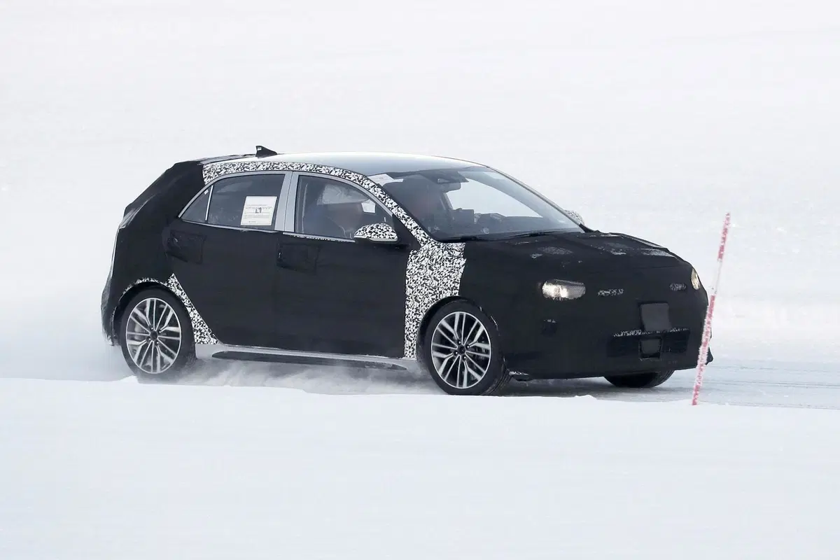 Kia Rio: verso la nuova generazione [Foto spia] (9)