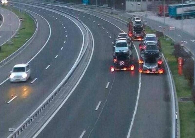 Clamorosa infrazione in autostrada: 3 bisarche cariche di auto fanno retro per evitare controlli