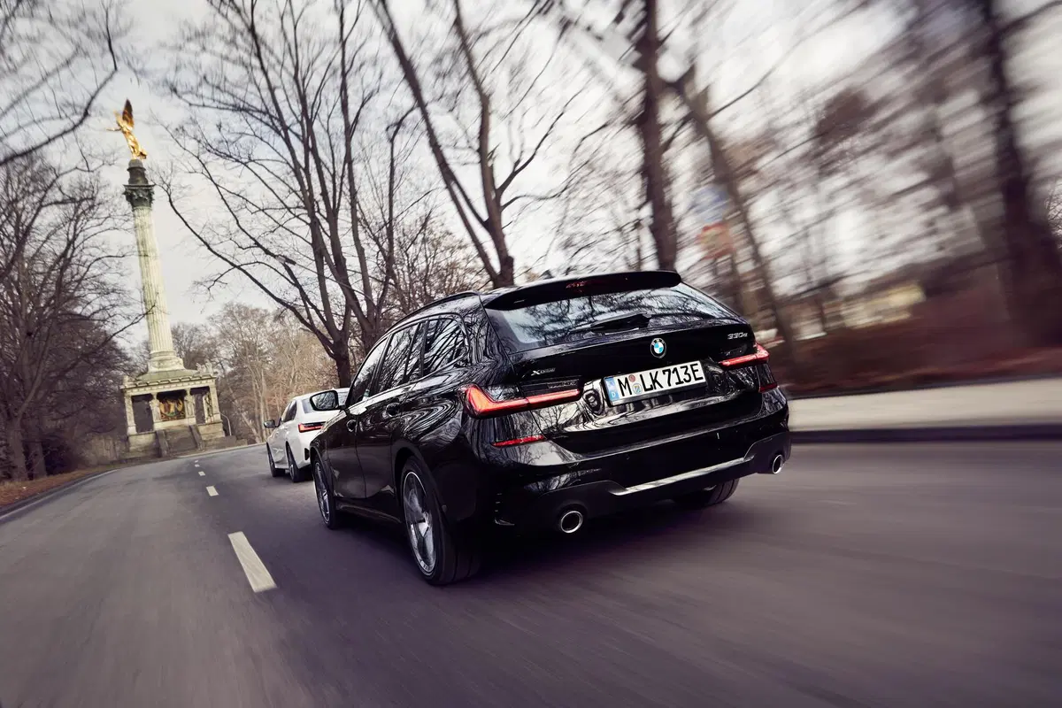 BMW Serie 3 Touring, in arrivo la ibrida plug-in 330e (2)