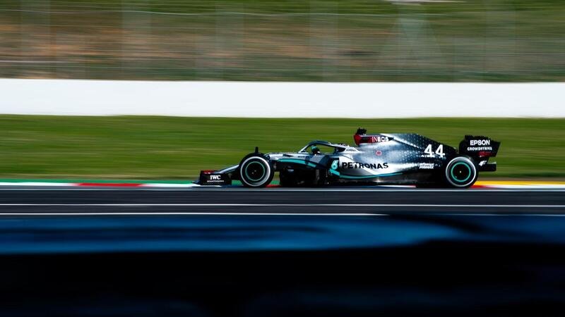 Formula 1: Hamilton prova un volante mobile nei test di Barcellona [Video]