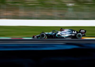 Formula 1: Hamilton prova un volante mobile nei test di Barcellona [Video]