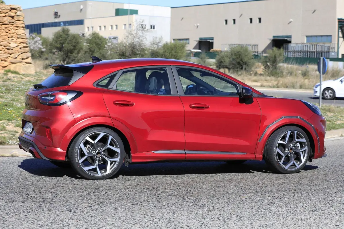 Ford Puma ST: in arrivo il crossover dal DNA sportivo [Foto spia] (16)