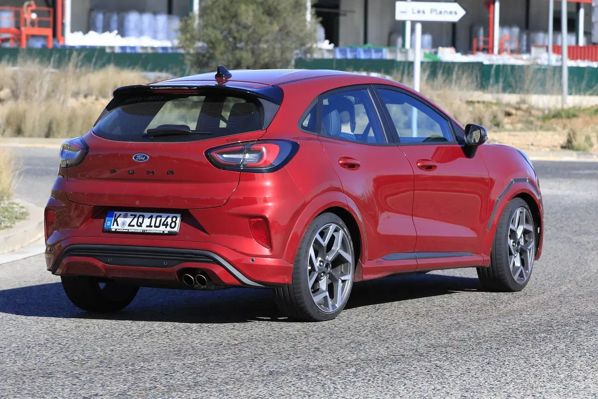 Ford Puma ST: in arrivo il crossover dal DNA sportivo [Foto spia] (18)