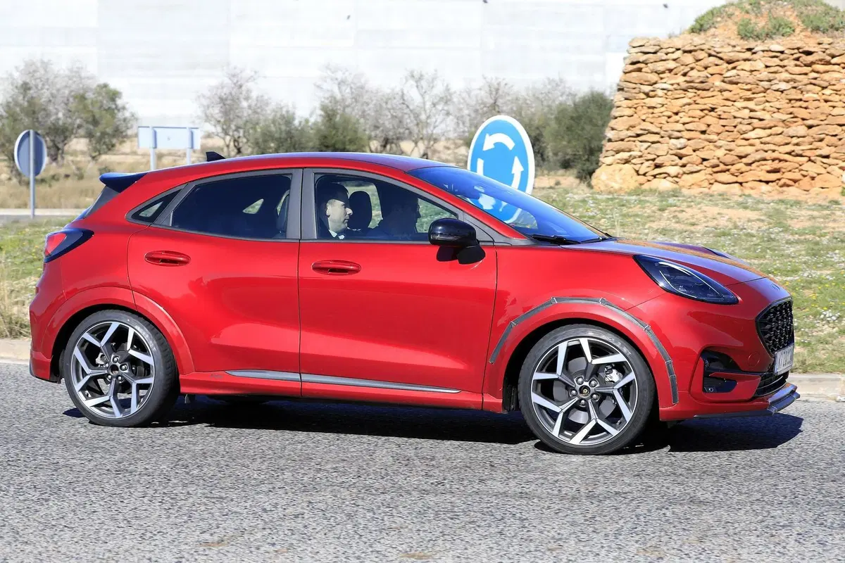 Ford Puma ST: in arrivo il crossover dal DNA sportivo [Foto spia] (14)