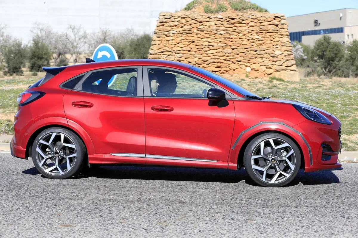 Ford Puma ST: in arrivo il crossover dal DNA sportivo [Foto spia] (15)