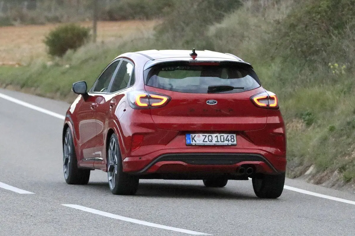 Ford Puma ST: in arrivo il crossover dal DNA sportivo [Foto spia] (10)