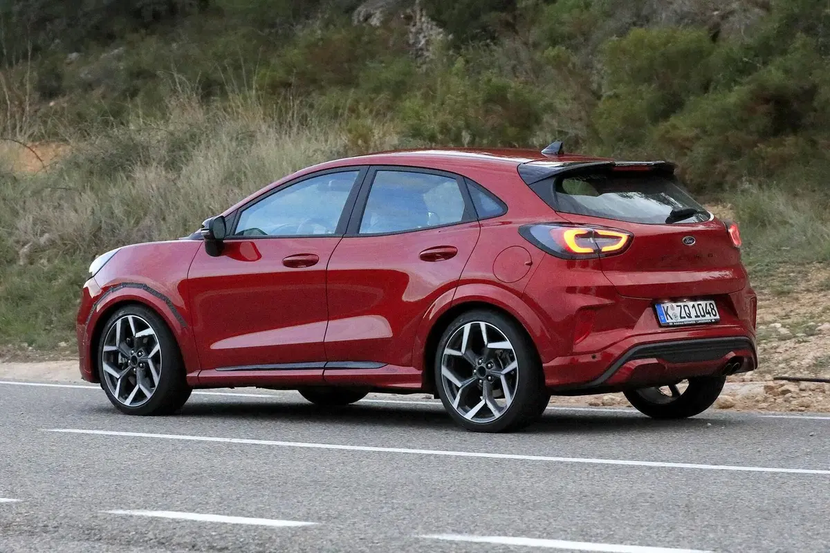 Ford Puma ST: in arrivo il crossover dal DNA sportivo [Foto spia] (8)