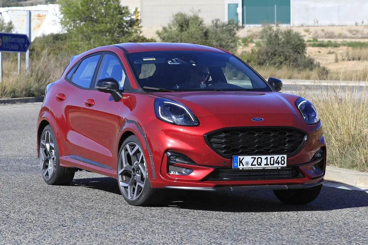 Ford Puma ST: in arrivo il crossover dal DNA sportivo [Foto spia] (12)
