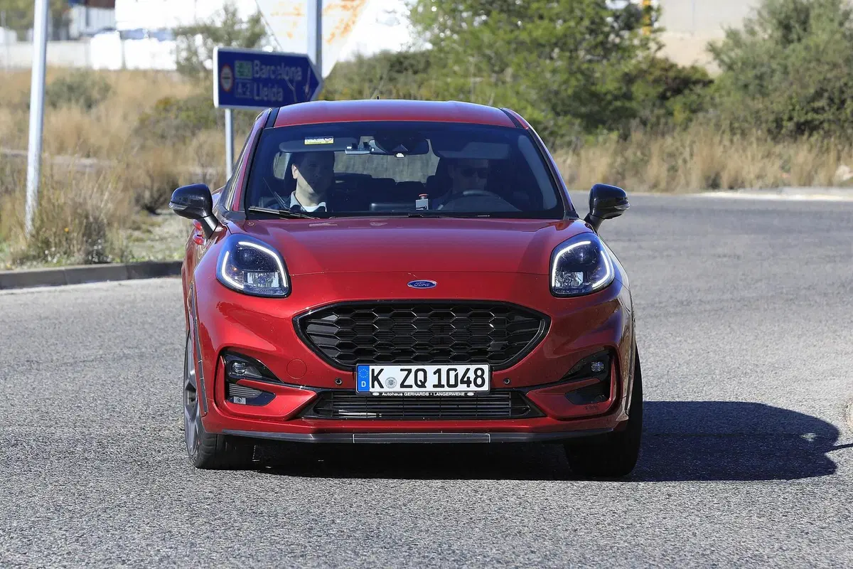 Ford Puma ST: in arrivo il crossover dal DNA sportivo [Foto spia] (11)