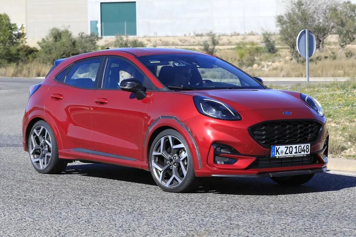 Ford Puma ST: in arrivo il crossover dal DNA sportivo [Foto spia] (13)