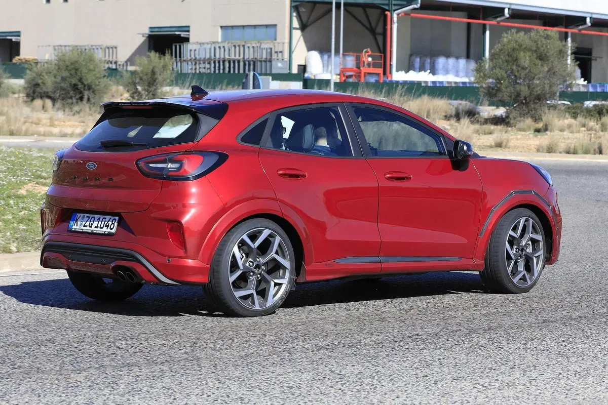 Ford Puma ST: in arrivo il crossover dal DNA sportivo [Foto spia] (17)