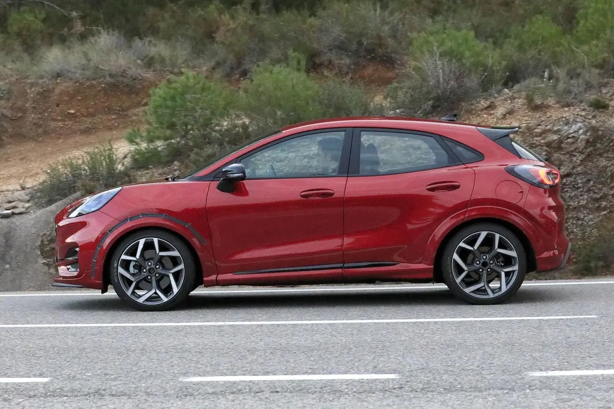 Ford Puma ST: in arrivo il crossover dal DNA sportivo [Foto spia] (6)