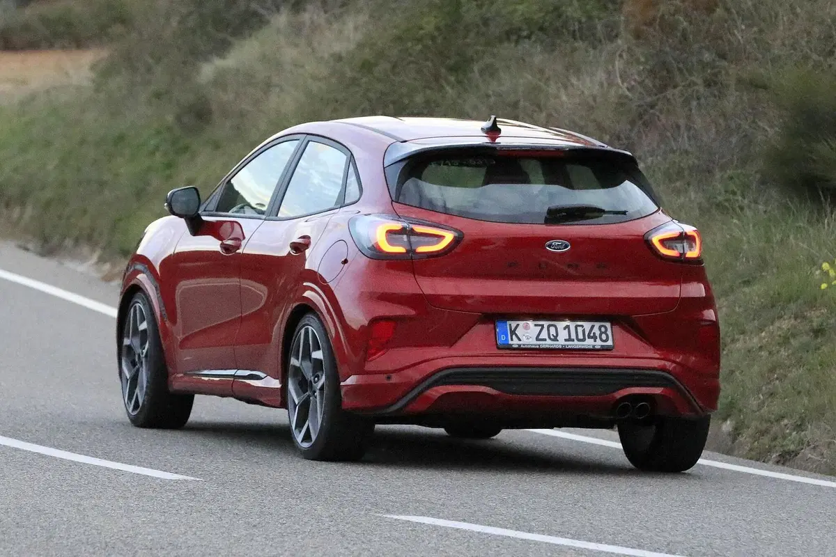Ford Puma ST: in arrivo il crossover dal DNA sportivo [Foto spia] (9)