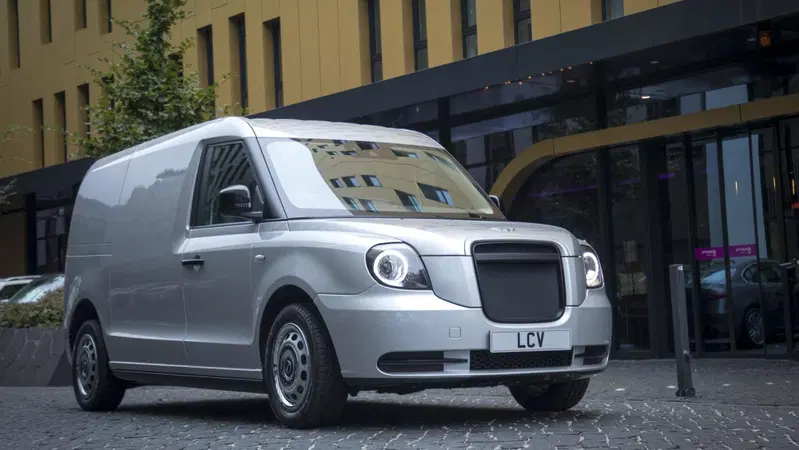 Taxi Londra, cresce la domanda e parte l'offensiva dei van elettrici