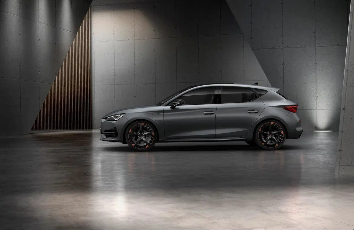 Cupra Leon 2020: sportiva da 300 CV e ibrida plug-in da 245 CV (2)