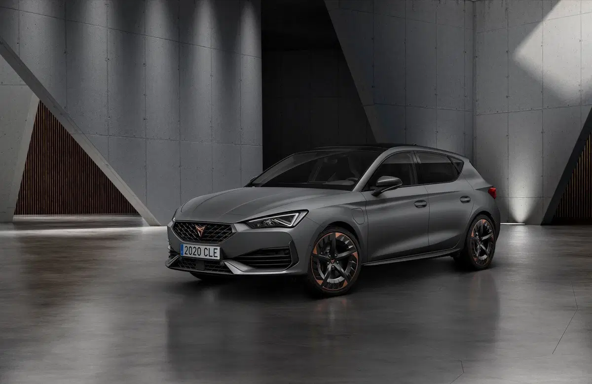 Cupra Leon 2020: sportiva da 300 CV e ibrida plug-in da 245 CV (5)