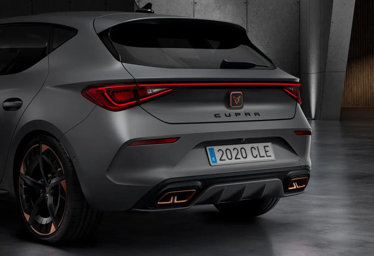 Cupra Leon 2020: sportiva da 300 CV e ibrida plug-in da 245 CV (7)