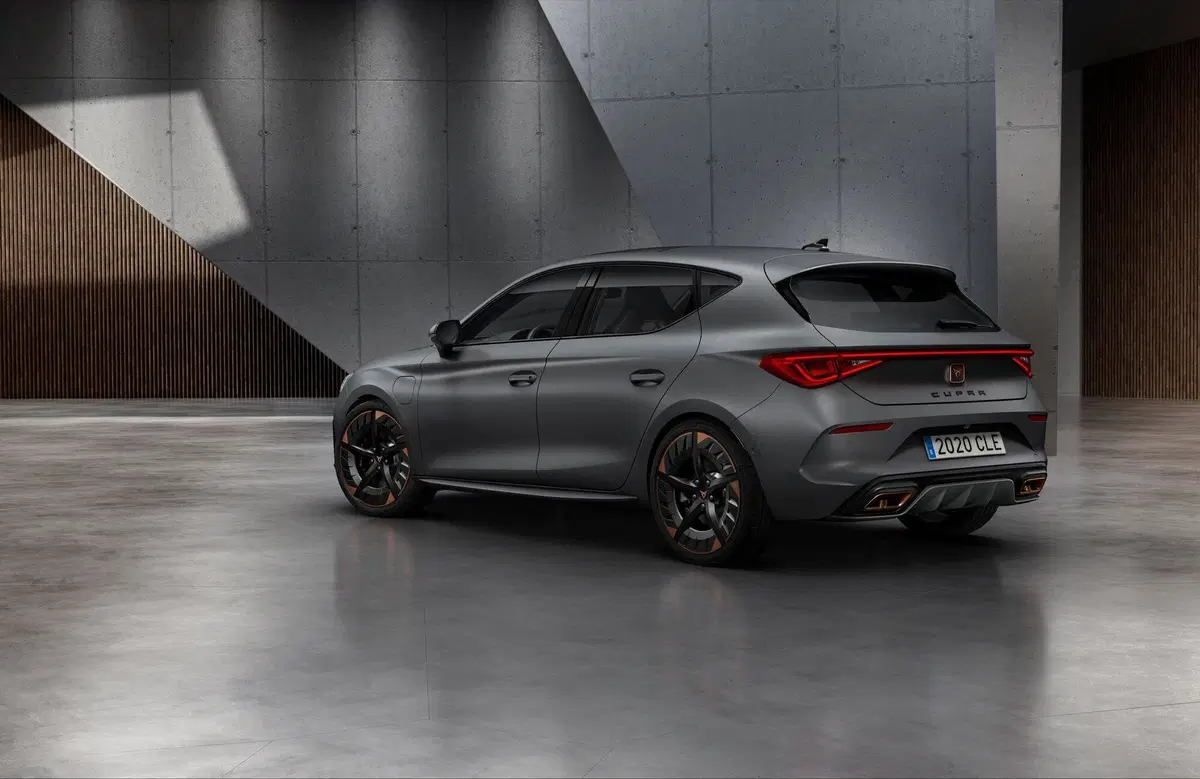 Cupra Leon 2020: sportiva da 300 CV e ibrida plug-in da 245 CV (9)