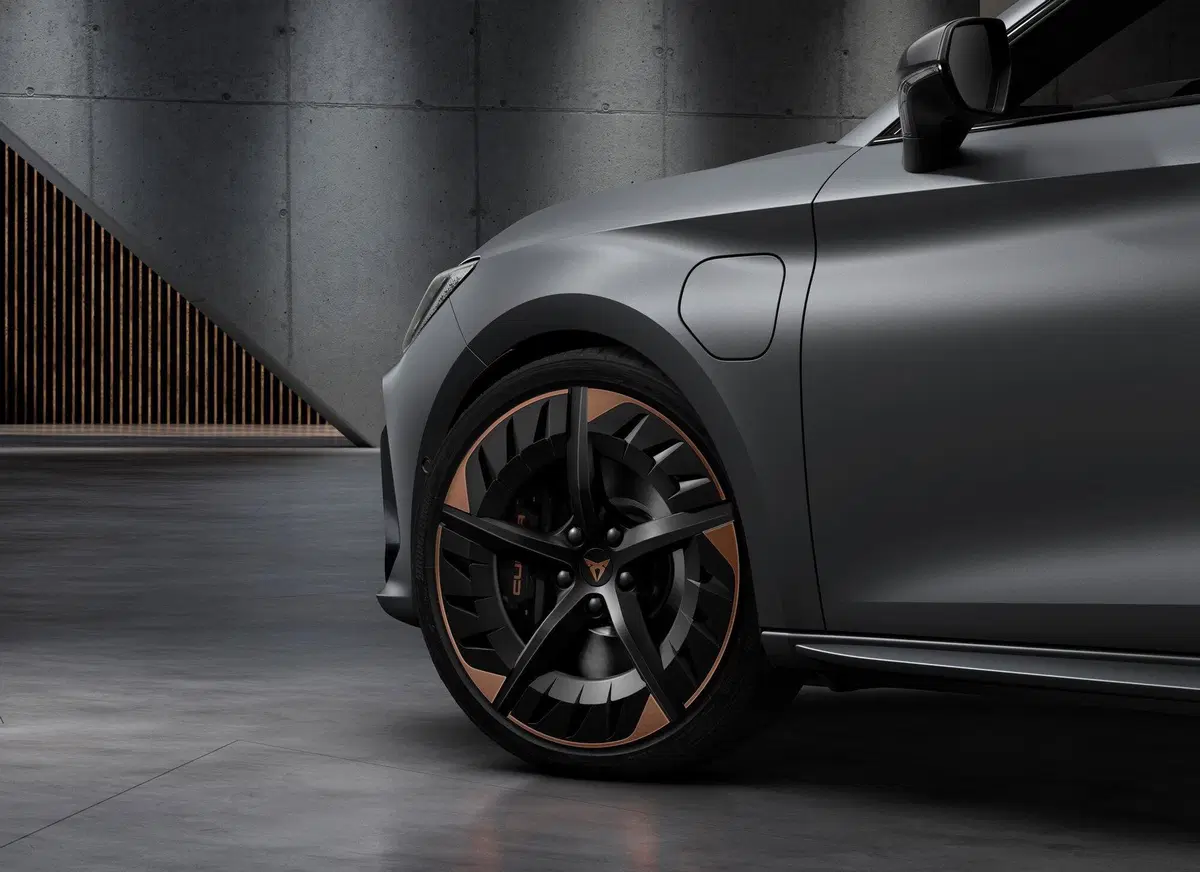 Cupra Leon 2020: sportiva da 300 CV e ibrida plug-in da 245 CV (8)