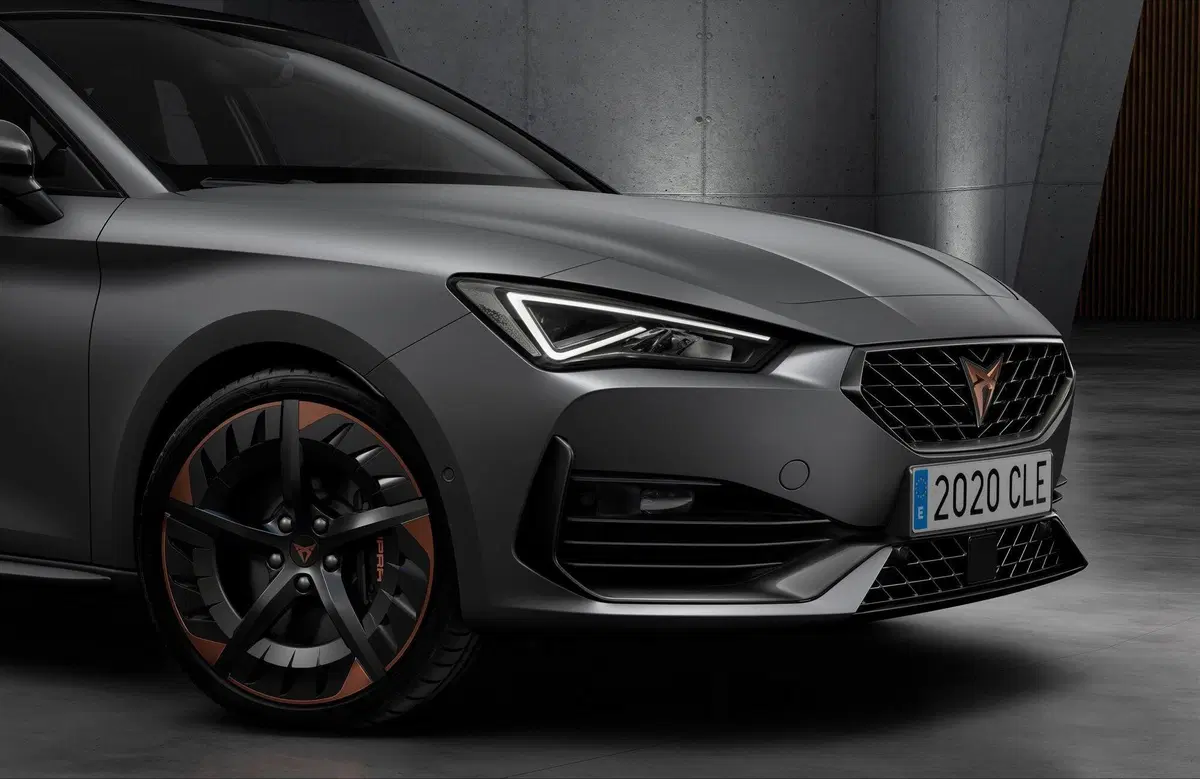 Cupra Leon 2020: sportiva da 300 CV e ibrida plug-in da 245 CV