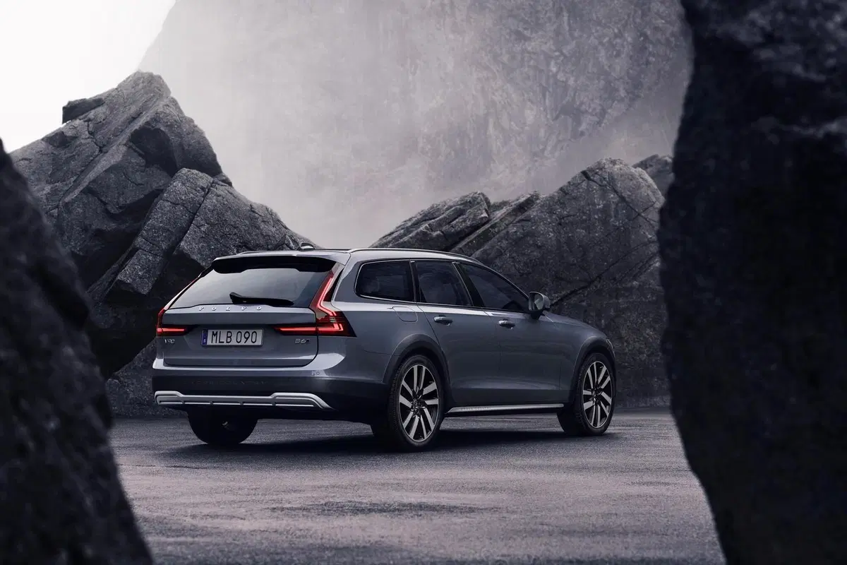 Volvo S90 e V90 2020: restyling e motori mild-hybrid (3)