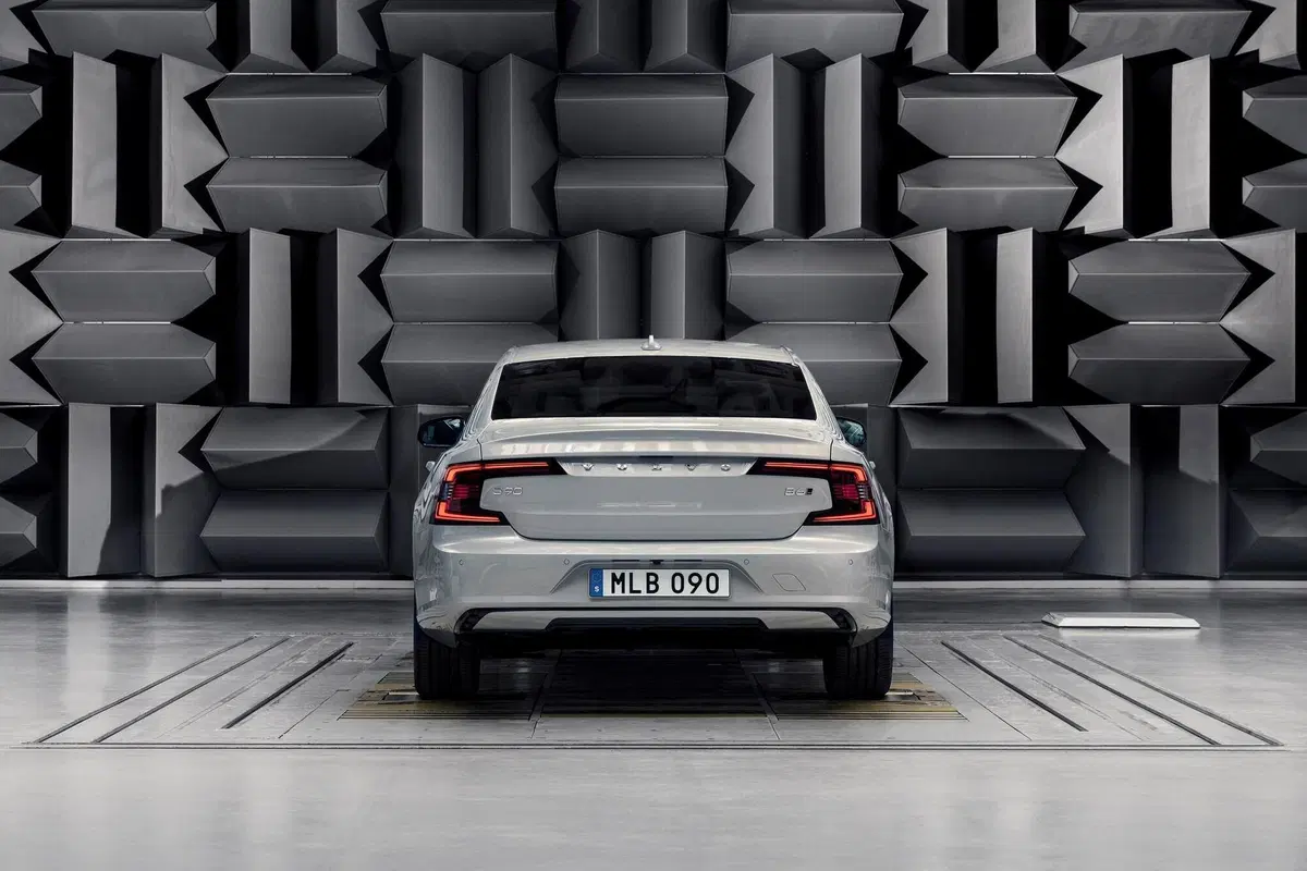 Volvo S90 e V90 2020: restyling e motori mild-hybrid (8)