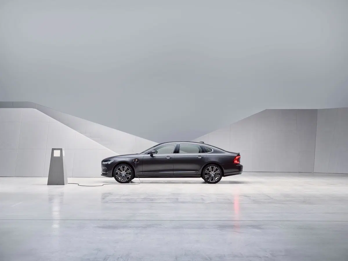 Volvo S90 e V90 2020: restyling e motori mild-hybrid (26)
