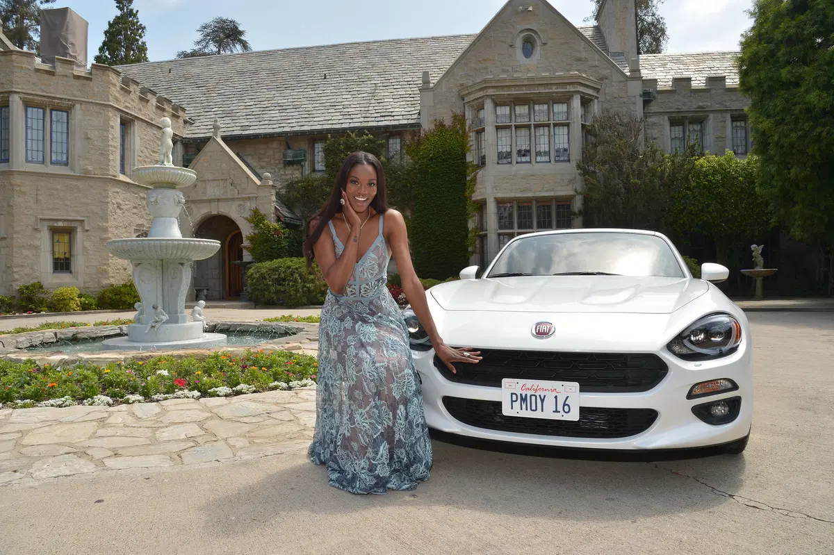 La “Playmate 2016” viaggia in Fiat 124 Spider