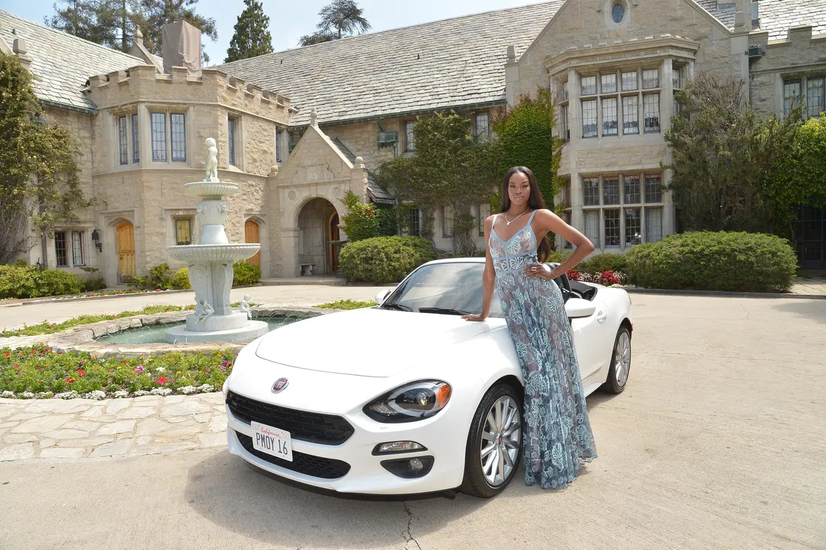 La “Playmate 2016” viaggia in Fiat 124 Spider (3)