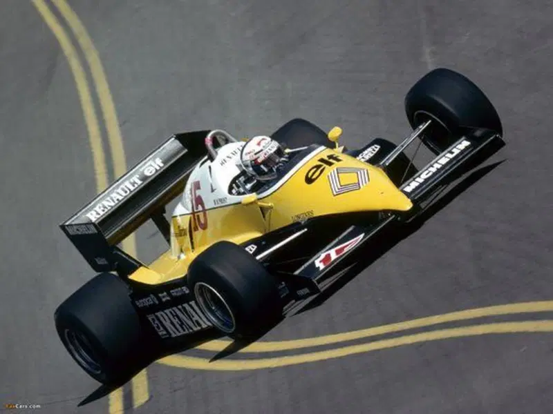 La prima monoposto con gli scarichi "soffiati". Renault RE40