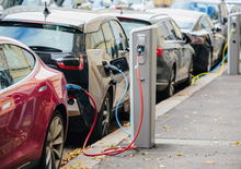 Ricarica auto elettriche: per Adiconsum deve essere un servizio pubblico