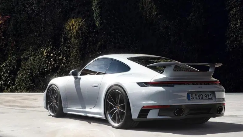 Porsche 911, arrivano i pacchetti firmati Exclusive Manufaktur