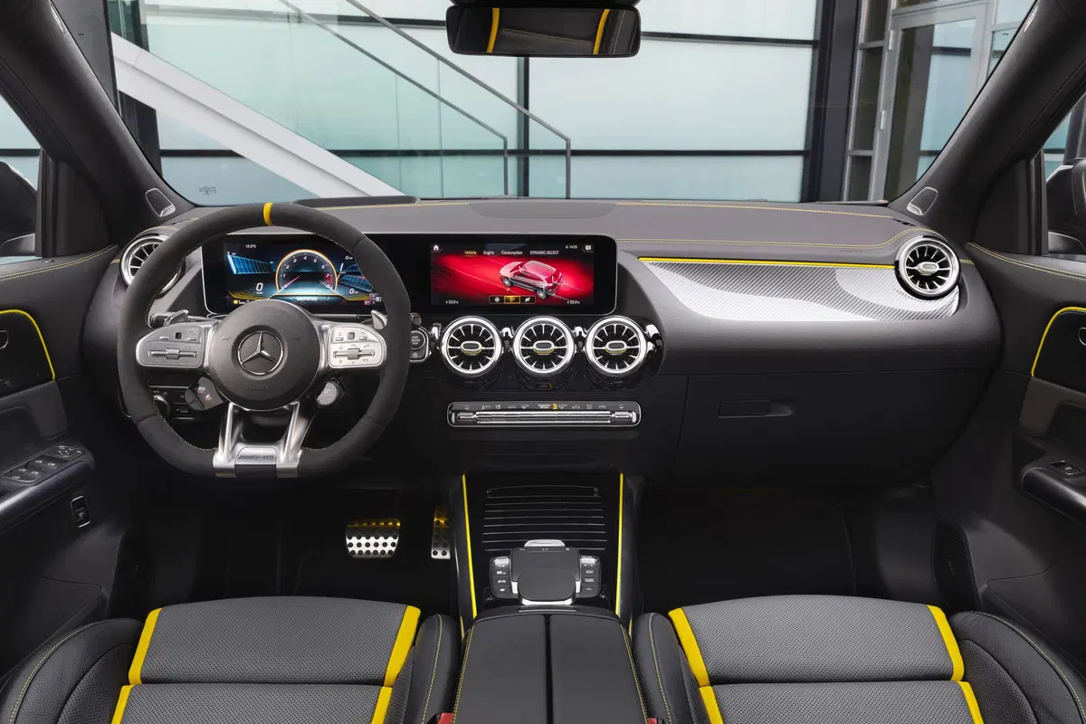 Mercedes-AMG GLA 45, debutto al Salone di Ginevra 2020 (9)
