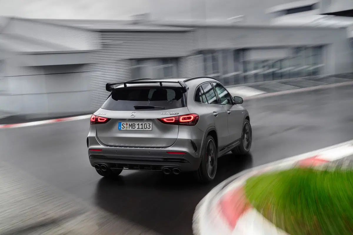 Mercedes-AMG GLA 45, debutto al Salone di Ginevra 2020 (4)