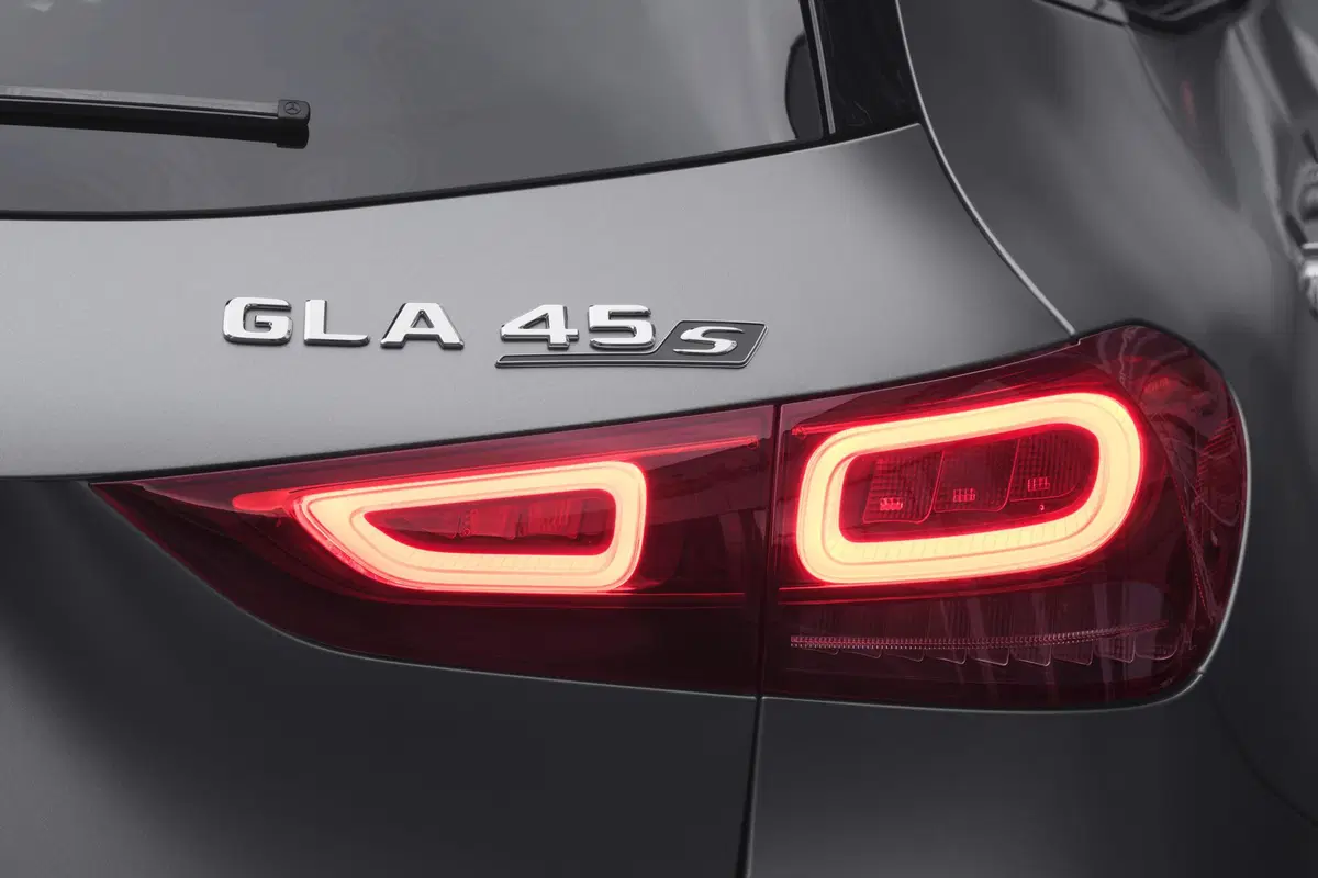 Mercedes-AMG GLA 45, debutto al Salone di Ginevra 2020 (14)