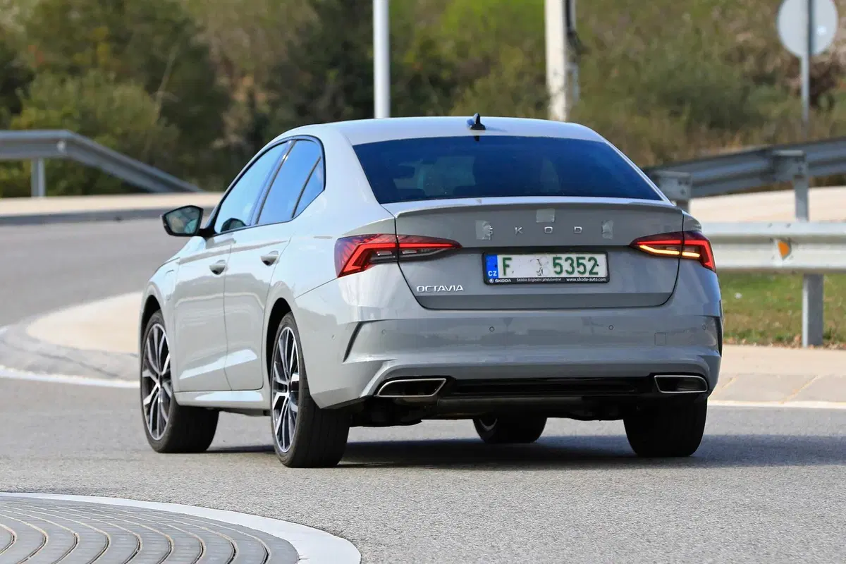Skoda Octavia RS iV: eccola in anteprima [Foto spia] (12)