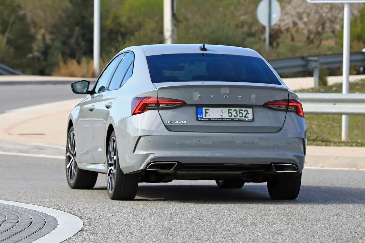 Skoda Octavia RS iV: eccola in anteprima [Foto spia] (11)