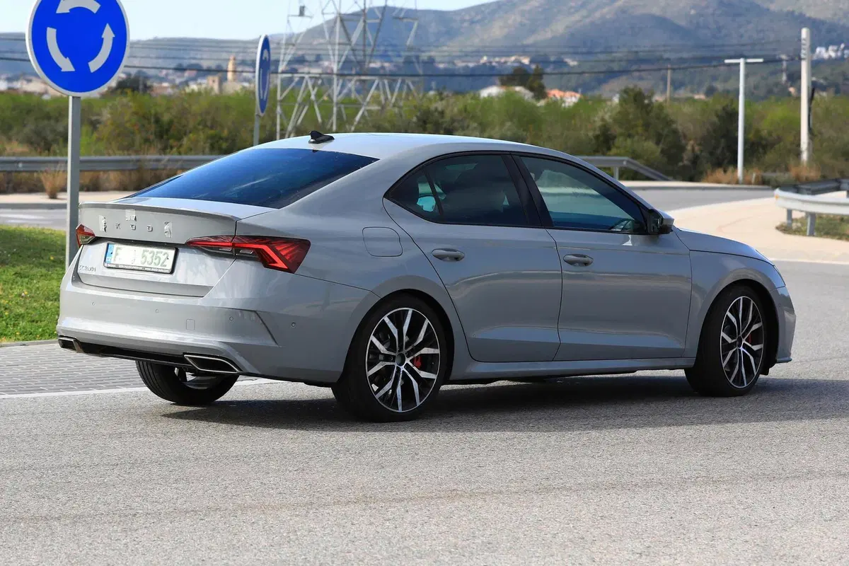 Skoda Octavia RS iV: eccola in anteprima [Foto spia] (8)