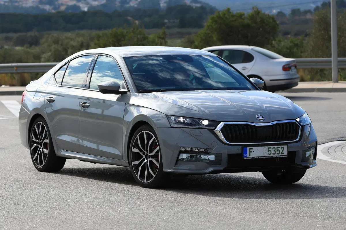 Skoda Octavia RS iV: eccola in anteprima [Foto spia] (3)