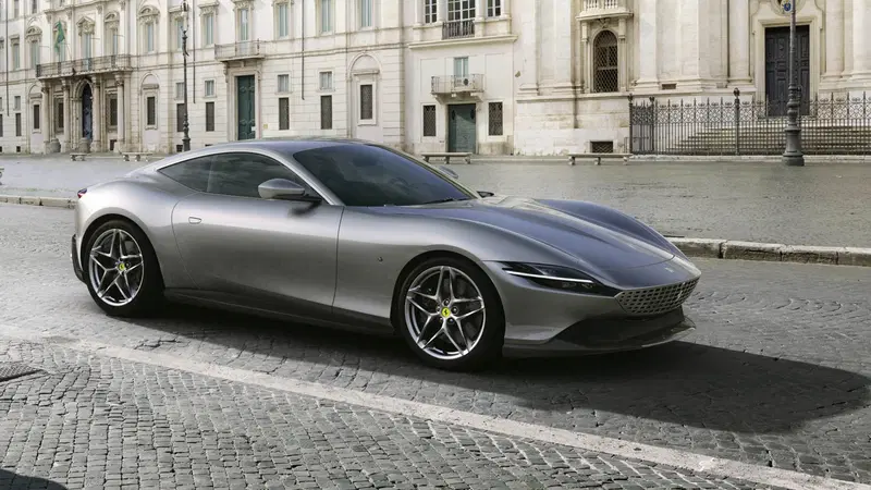 Tra le "star" delle giornate del Salone si pu&ograve; citare certamente la nuova Ferrari Roma, che segna un netto cambio di passo nello stile per il Cavallino