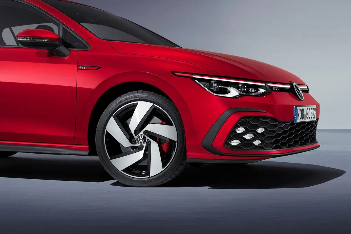 Volkswagen Golf GTI Mk8: 245 CV per l'iconica sportiva tedesca (17)