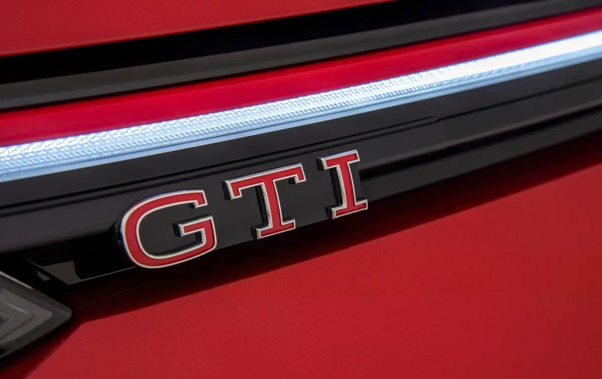 Volkswagen Golf GTI Mk8: 245 CV per l'iconica sportiva tedesca (13)