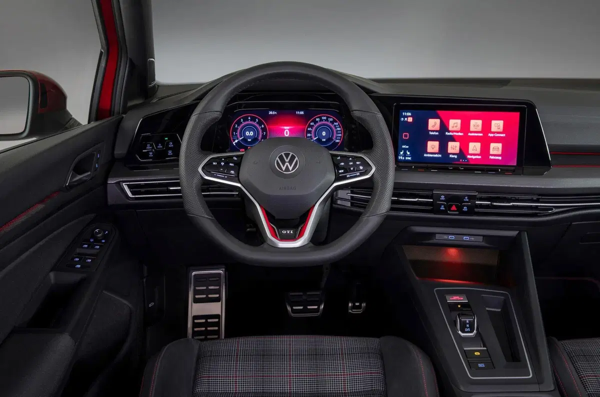Volkswagen Golf GTI Mk8: 245 CV per l'iconica sportiva tedesca (23)