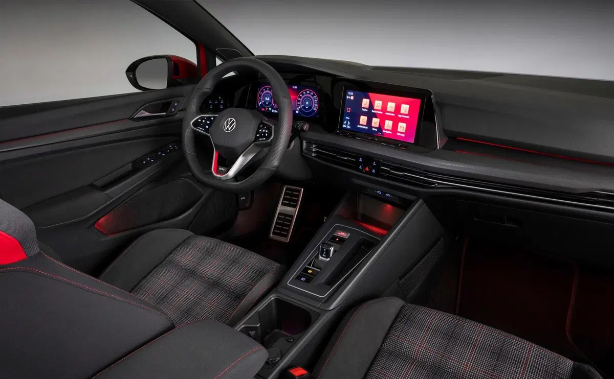 Volkswagen Golf GTI Mk8: 245 CV per l'iconica sportiva tedesca (4)