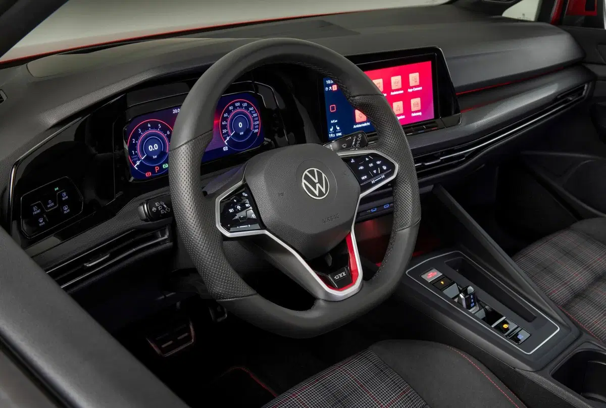 Volkswagen Golf GTI Mk8: 245 CV per l'iconica sportiva tedesca (18)
