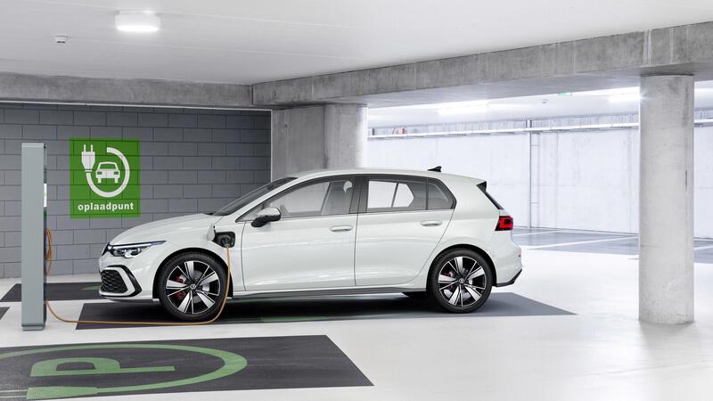 La nuova Volkswagen Golf GTE in fase di ricarica