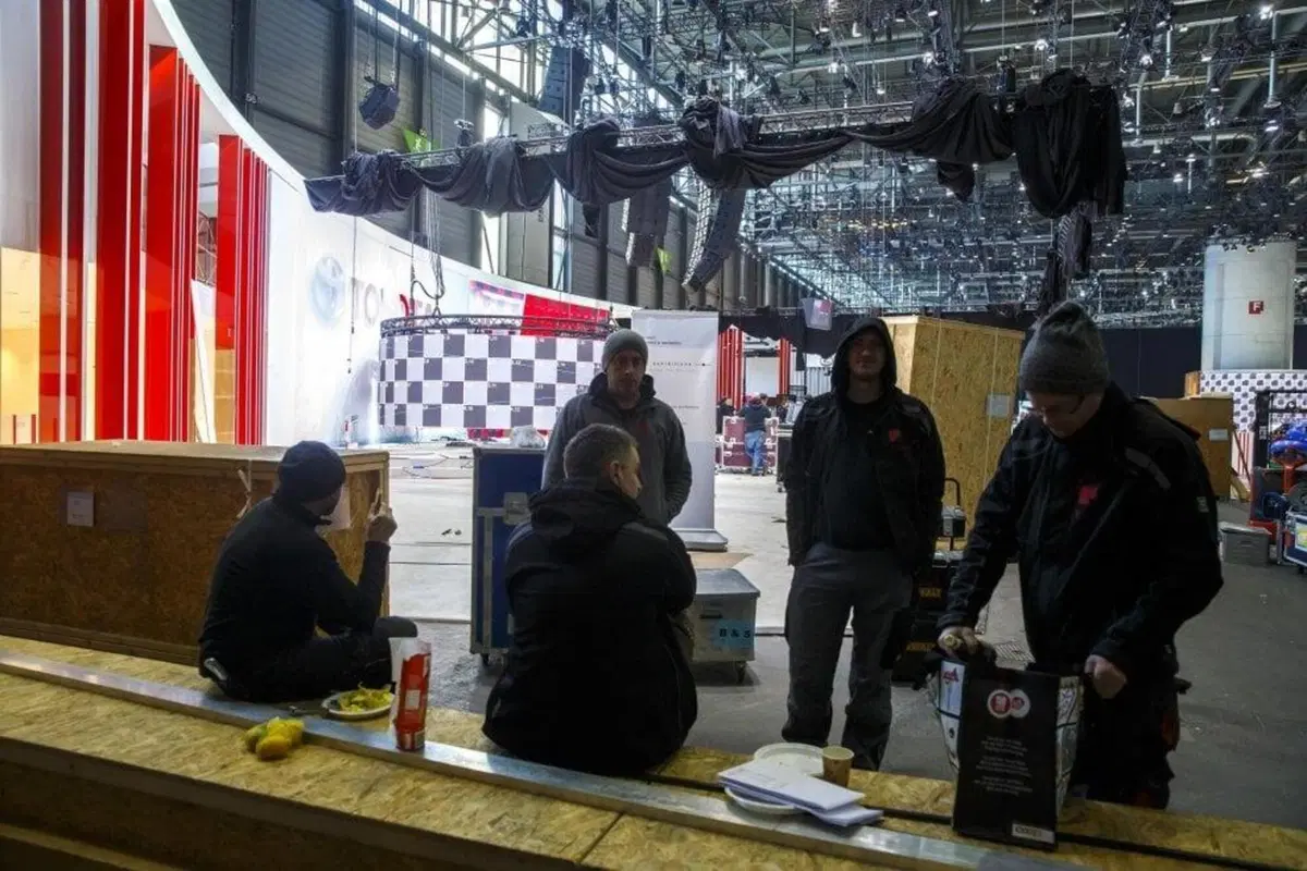 Salone di Ginevra 2020 cancellato: le foto degli stand in allestimento (7)