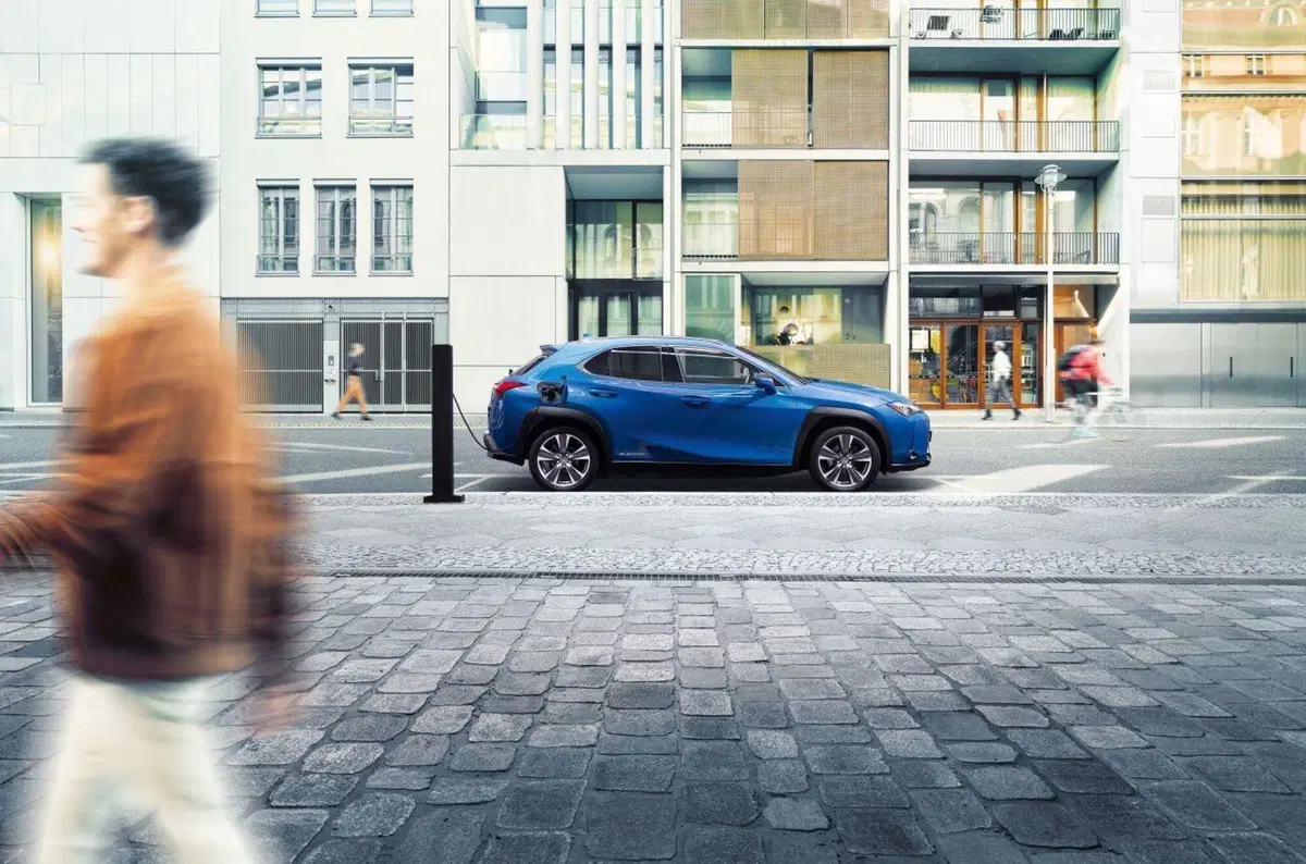 Lexus UX300e, la prima elettrica di Lexus (6)